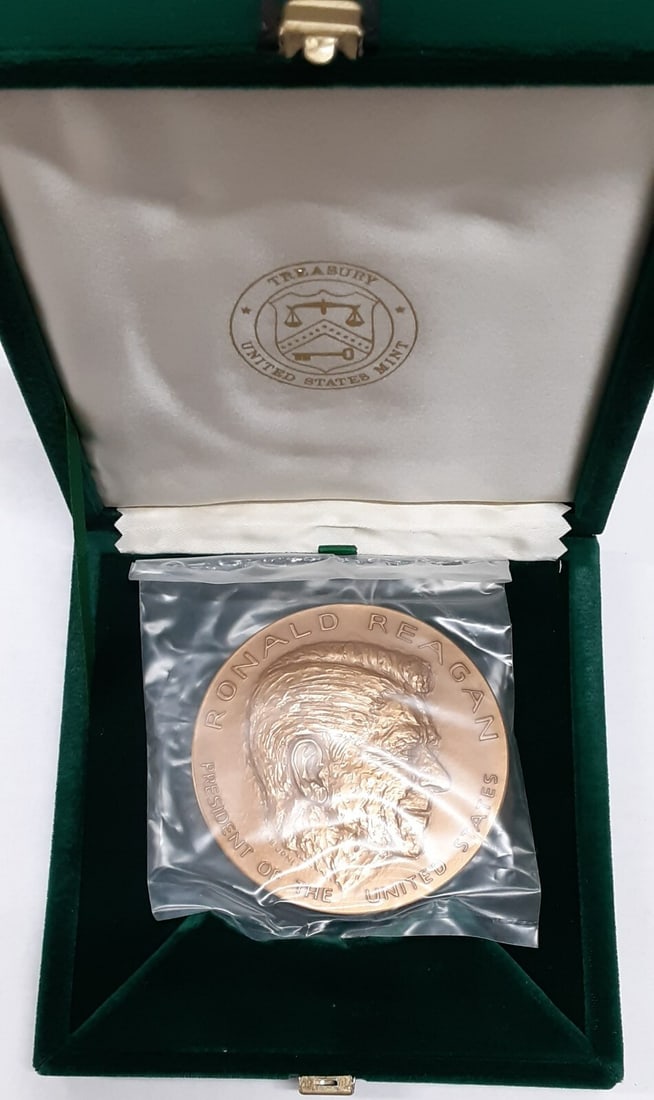1981 U.S. Mint Ronald Reagan First Inaugural Bronze Medal with Case and Box: 1981 U.S. Mint Ronald Reagan First Inaugural Bronze Medal with Case and Box This 1981 Ronald Reagan Inaugural Bronze Medal was struck by the U.S. Mint to commemorate Ronald Reagan's first presidential