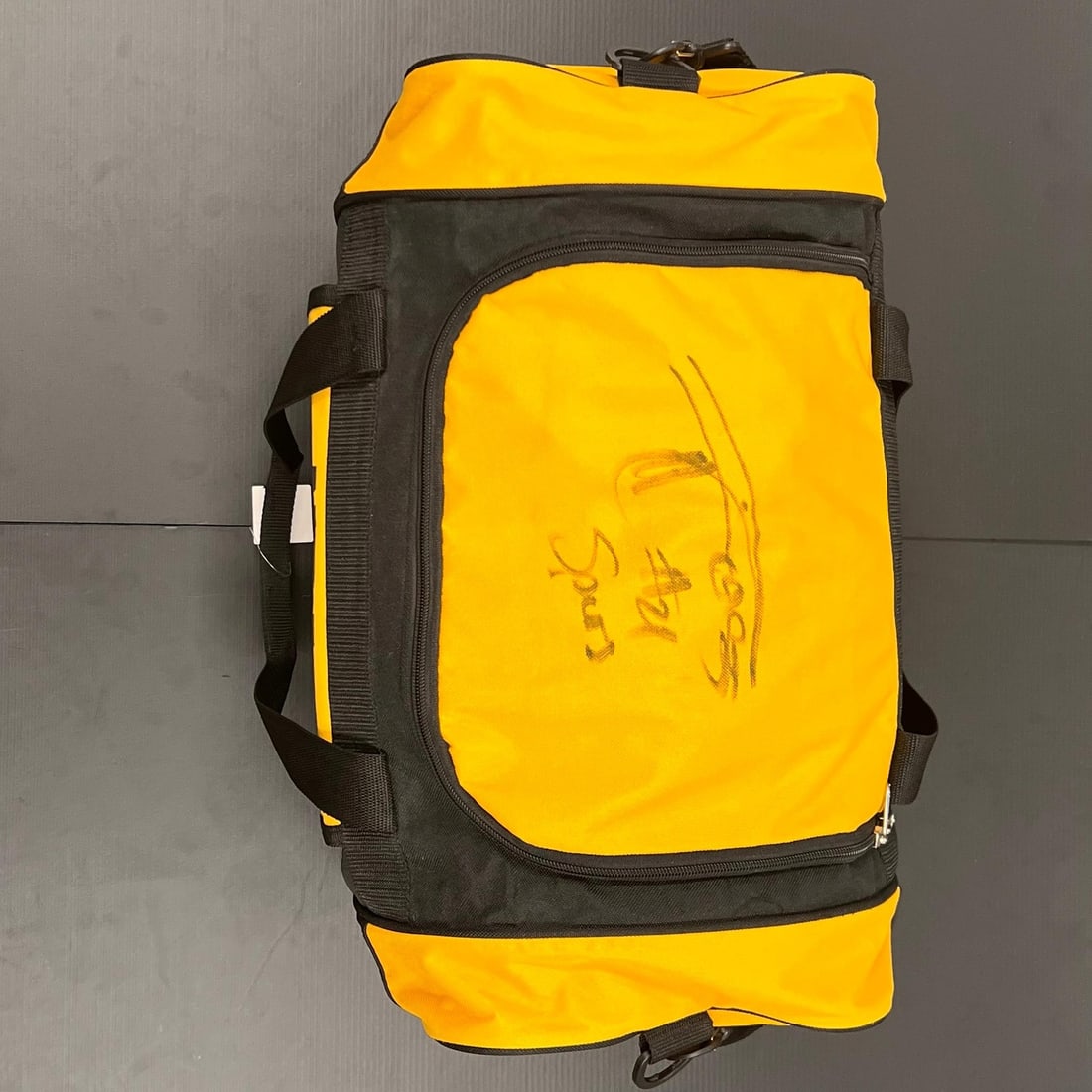 Tim Duncan Autographed Duffle Bag PSA/DNA San Antonio Spurs: Tim Duncan Autographed Duffle Bag PSA/DNA San Antonio Spurs This pre-owned duffle bag features the signature of NBA legend Tim Duncan, who is best known for his illustrious career with the San Antonio