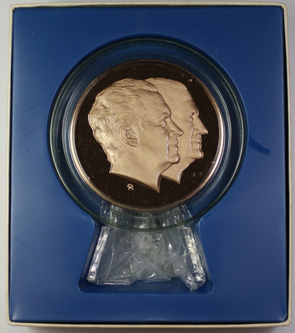Bronze 1973 Nixon Inaugural Proof Medal by Franklin Mint in Presentation Box: Bronze 1973 Nixon Inaugural Proof Medal by Franklin Mint in Presentation Box This is a 1973 proof Franklin Mint Richard Nixon Presidential Inaugural large bronze medal. Made in the United States, the