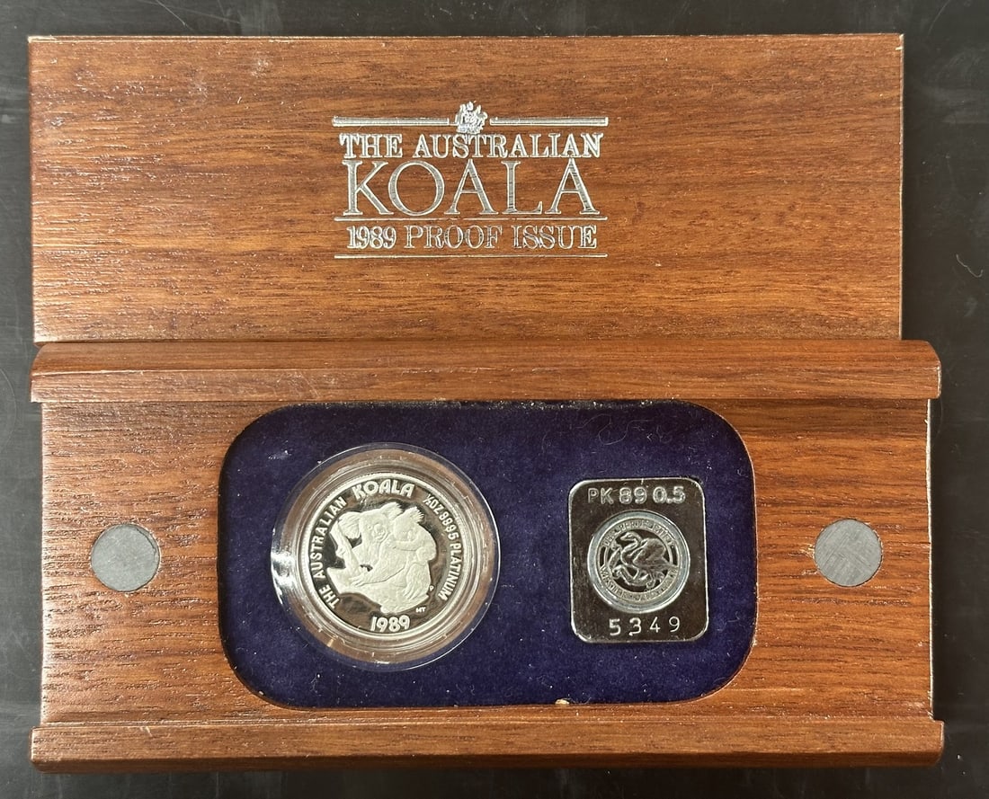 1989 Australia 1/2 oz Platinum Koala Proof Coin With Original Government Packaging: 1989 Australia 1/2 oz Platinum Koala Proof Coin With Original Government Packaging This is a 1989 Australian Koala proof coin struck in 0.999 fine platinum by the Perth Mint. The coin contains 1/2 oz