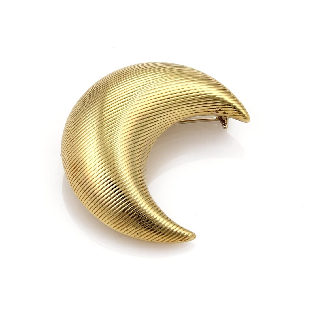 18k Yellow Gold Grooved Large Half Moon Brooch Pin 750: 18k Yellow Gold Grooved Large Half Moon Brooch Pin 750 This stunning large puffed half moon brooch pin is expertly crafted from 18k yellow gold, featuring a sophisticated grooved design with a high po