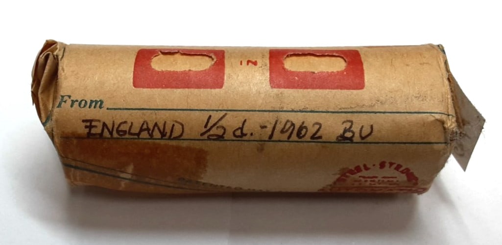 Roll of 40 Brilliant Uncirculated 1962 UK Half Penny Bronze Coins in Vintage Wrap: Roll of 40 Brilliant Uncirculated 1962 UK Half Penny Bronze Coins in Vintage Wrap This roll contains 40 uncirculated 1962 Great Britain half penny coins featuring Queen Elizabeth II. Each coin is comp