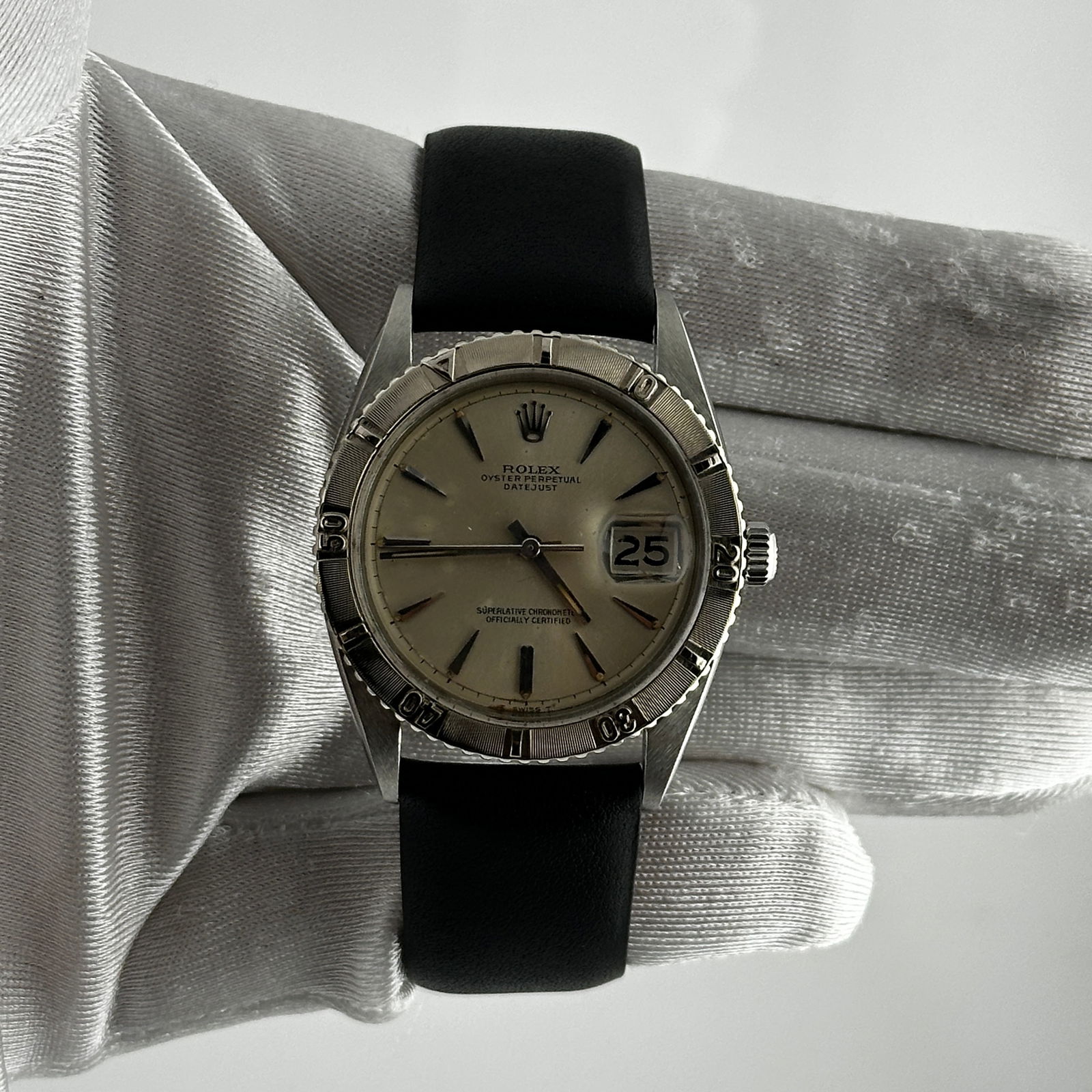 Rolex 1625 Datejust Silver Dial Mens Watch with Aftermarket Leather Strap: Rolex 1625 Datejust Silver Dial Mens Watch with Aftermarket Leather Strap This Rolex Datejust features a silver dial and a turn-o-graph bezel. The watch is equipped with an aftermarket leather bracele