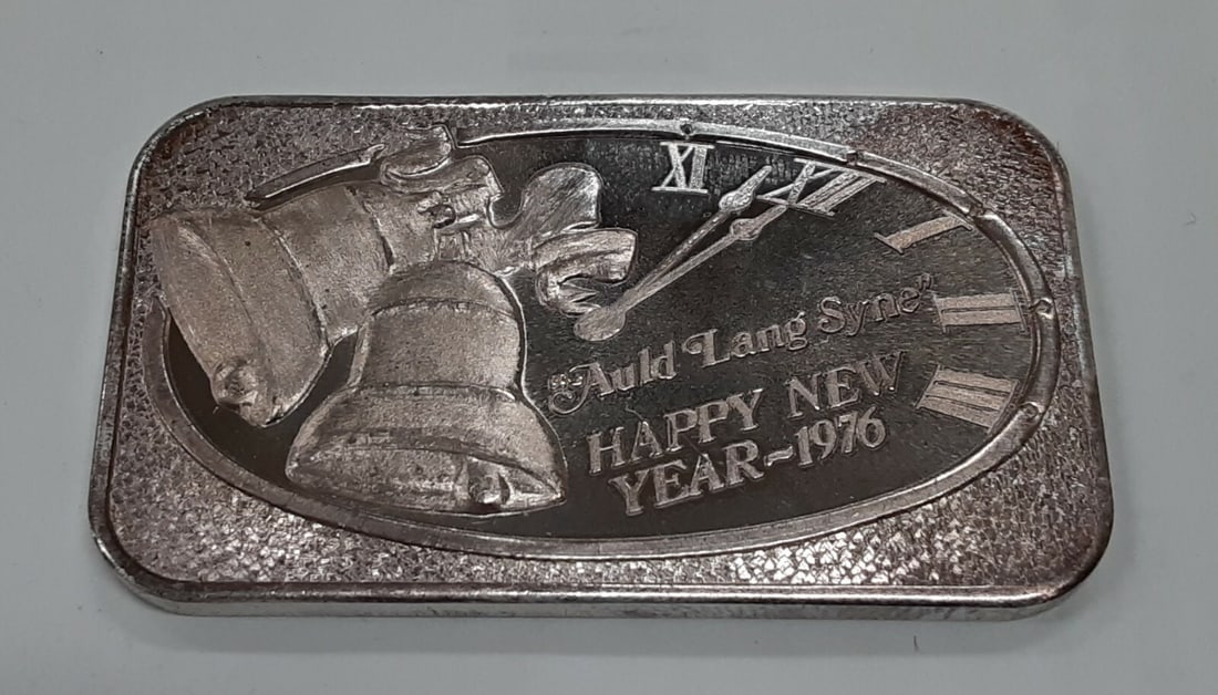 1976 US Silver Corp Barkeepers Club 1oz .999 Fine Silver Happy New Year Bar: 1976 US Silver Corp Barkeepers Club 1oz .999 Fine Silver Happy New Year Bar This US Silver Corp. bar contains 1 troy ounce of .999 fine silver. Minted in 1976 for the Barkeeper's Club, Inc., it featur