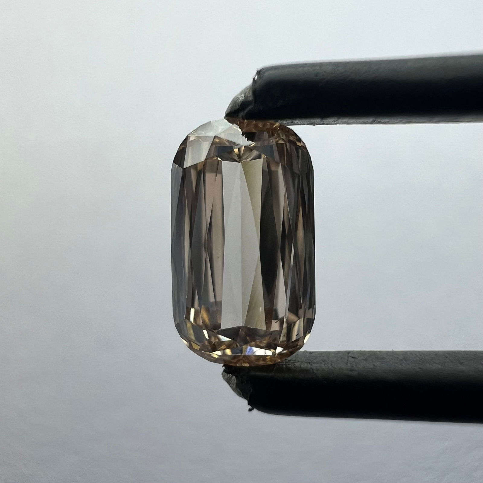 Loose Diamond - CUSHION BRILLIANT 0.78ct Brown VS1: Loose Diamond - CUSHION BRILLIANT 0.78ct Brown VS1 Source: This is a real non-mined Diamond that has been grown in a lab Shape: CUSHION BRILLIANT Carats: 0.78 Color: Brown Certification: NONE 