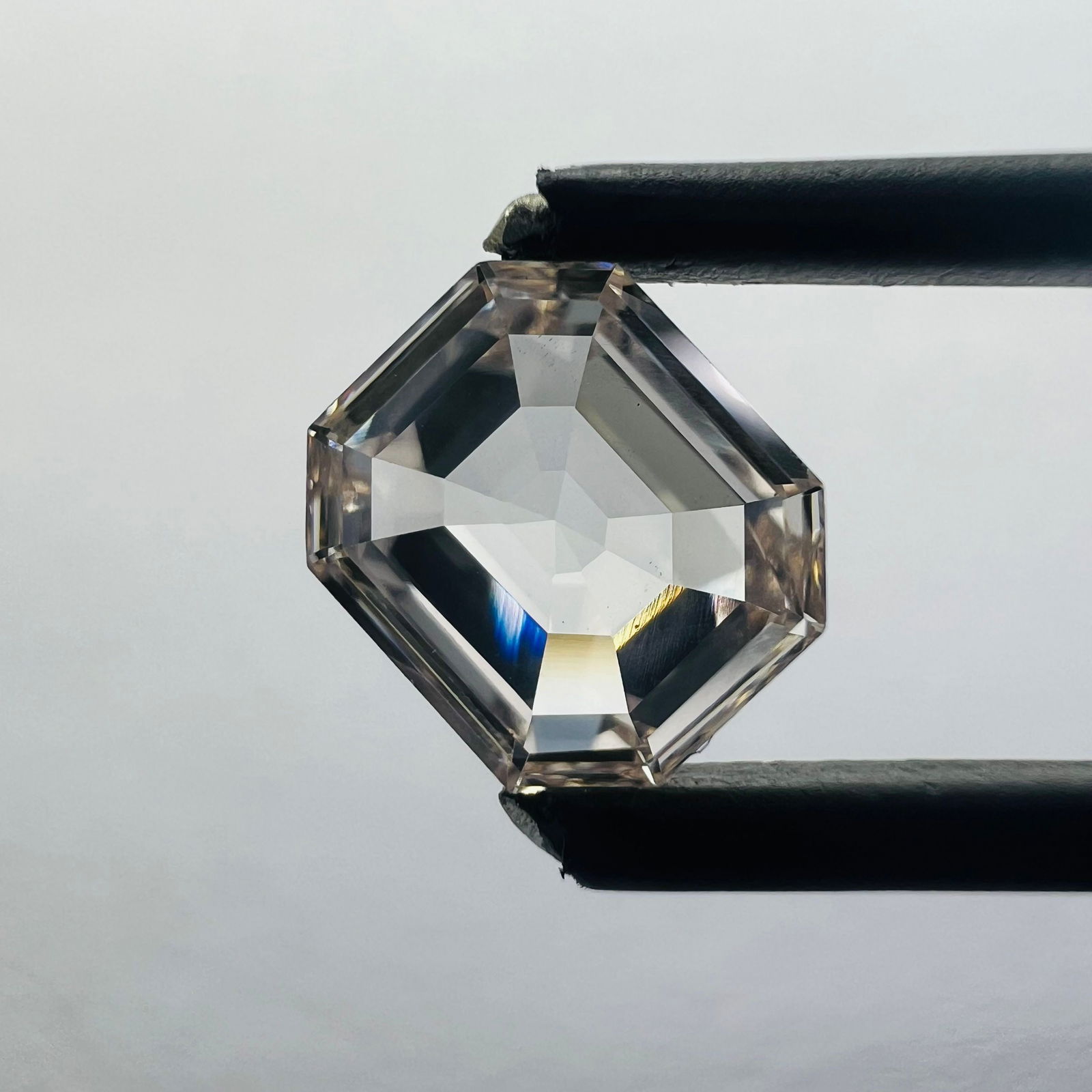 Loose Diamond - EMERALD 0.91ct Pink VS1: Loose Diamond - EMERALD 0.91ct Pink VS1 Source: This is a real non-mined Diamond that has been grown in a lab Shape: EMERALD Carats: 0.91 Color: Pink Certification: NONE Additional images available up