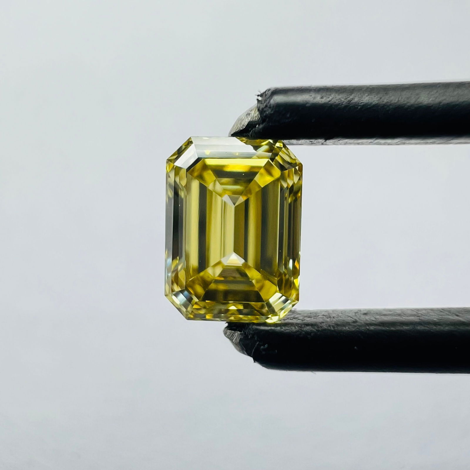 Loose Diamond - EMERALD 0.5ct Yellow VVS2: Loose Diamond - EMERALD 0.5ct Yellow VVS2 Source: This is a real non-mined Diamond that has been grown in a lab Shape: EMERALD Carats: 0.5 Color: Yellow Certification: NONE Video: