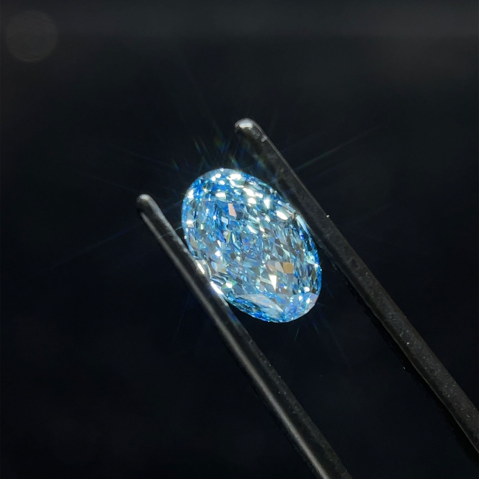 Loose Diamond - OVAL 1.45ct Fancy Vivid Blue VS2: Loose Diamond - OVAL 1.45ct Fancy Vivid Blue VS2 Source: This is a real non-mined Diamond that has been grown in a lab Shape: OVAL Carats: 1.45 Color: Fancy Vivid Blue Certification: IGI Additional im
