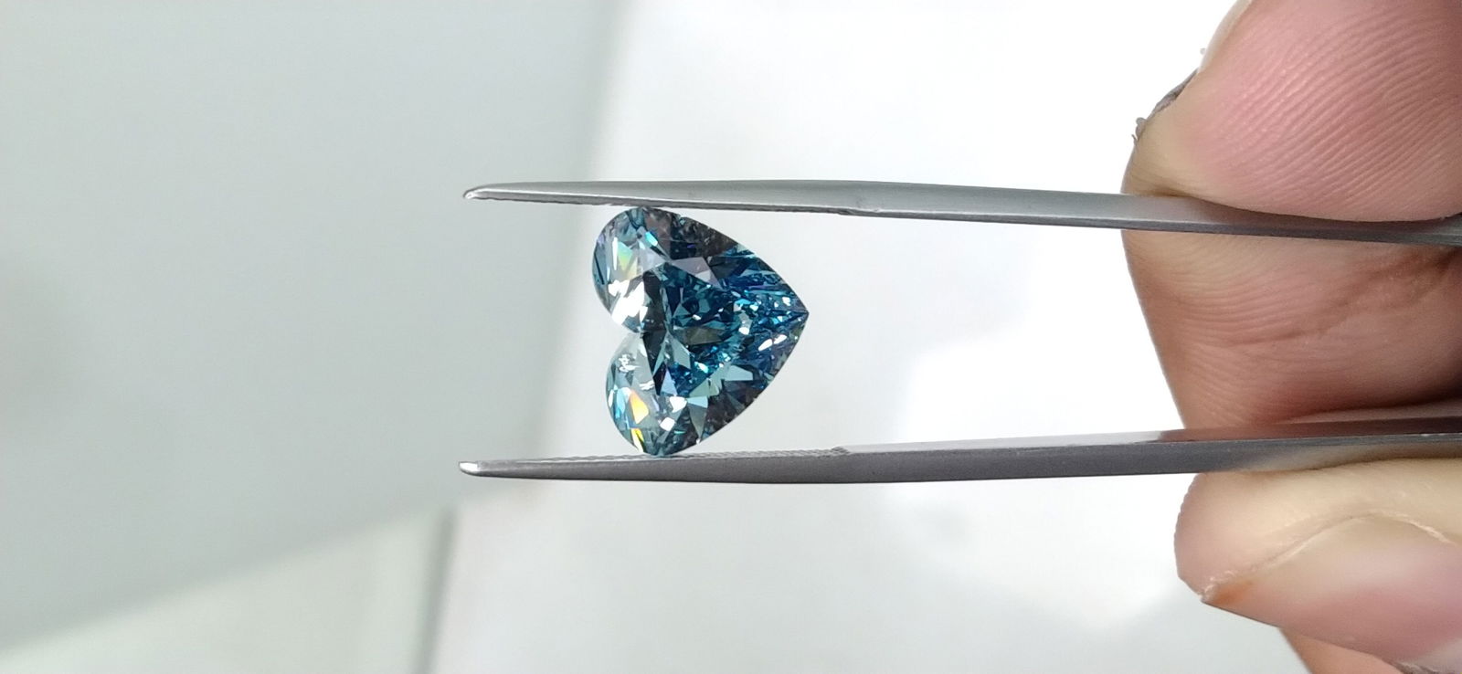 Loose Diamond - HEART 5.02ct Fancy Deep Greenish Blue VS1: Loose Diamond - HEART 5.02ct Fancy Deep Greenish Blue VS1 Source: This is a real non-mined Diamond that has been grown in a lab Shape: HEART Carats: 5.02 Color: Fancy Deep Greenish Blue
