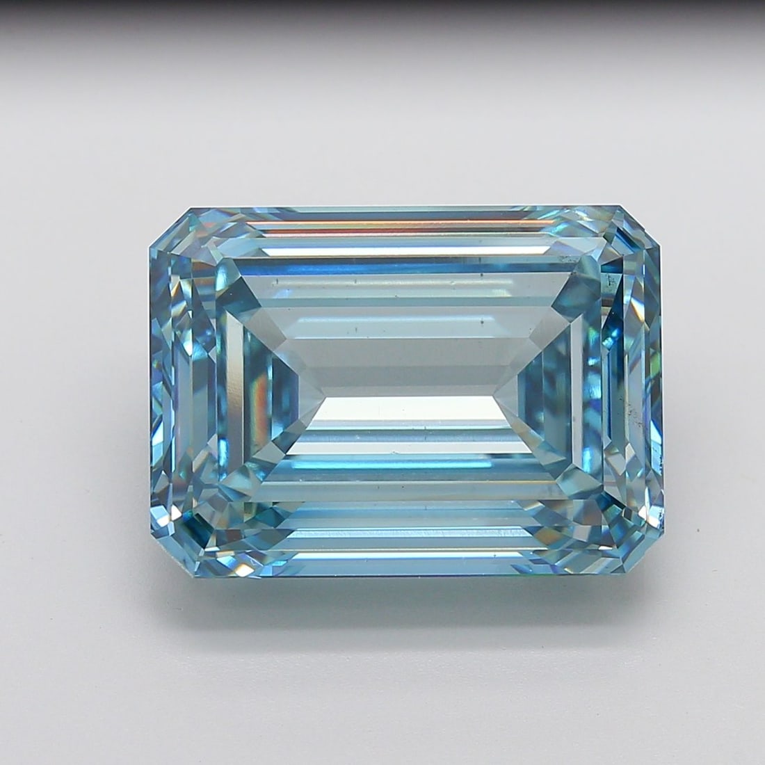 Loose Diamond - EMERALD 25.64ct Fancy Vivid Blue VS2: Loose Diamond - EMERALD 25.64ct Fancy Vivid Blue VS2 Source: This is a real non-mined Diamond that has been grown in a lab Shape: EMERALD Carats: 25.64 Color: Fancy Vivid Blue Certification: IGI Video