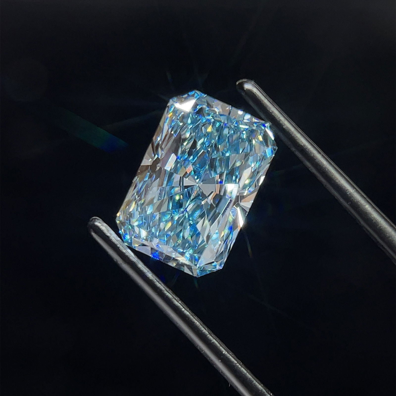 Loose Diamond - RADIANT 3.56ct Blue VS1: Loose Diamond - RADIANT 3.56ct Blue VS1 Source: This is a real non-mined Diamond that has been grown in a lab Shape: RADIANT Carats: 3.56 Color: Blue Certification: NONE Additional images available