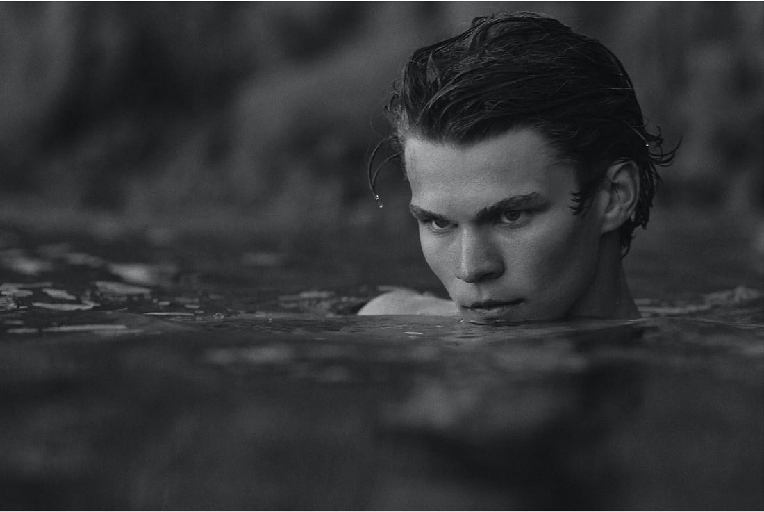 Rowan Daly Untitled Portrait Photography 36 x 44 Ed. of 12: Rowan Daly Untitled Portrait Photography 36 x 44 Ed. of 12 Presenting an exquisite piece of contemporary portrait photography titled "Untitled (Nr. 0894)" by renowned artists Ben Cope and Rowan Daly.