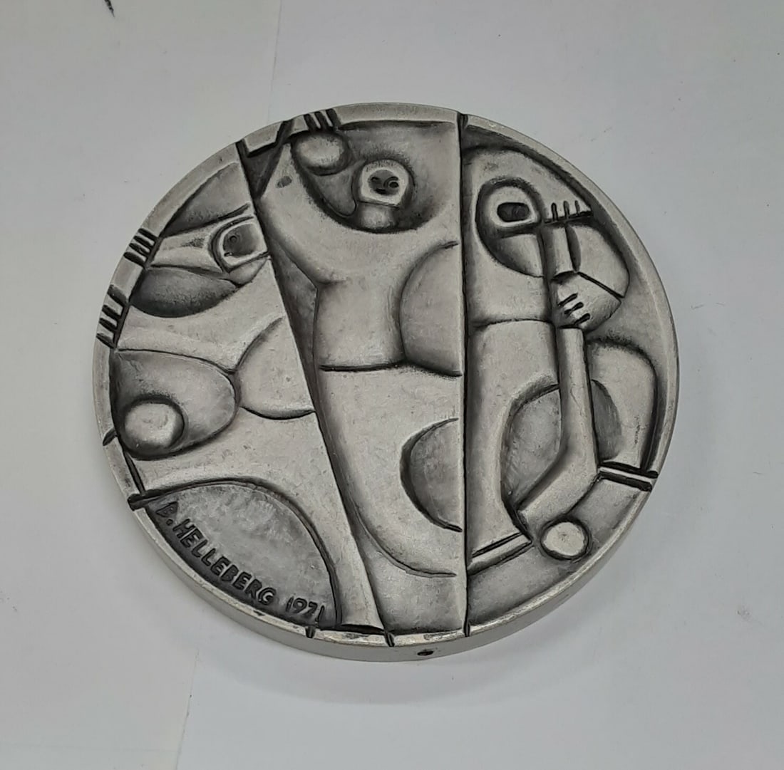 6.4 Troy Oz 1971 B. Helleberg .925 Silver Medal 63MM: 6.4 Troy Oz 1971 B. Helleberg .925 Silver Medal 63MM This 1971 Franklin Mint medal features a design inspired by the work of Swedish artist B. Helleberg. Struck in 0.925 sterling silver, the medal wei