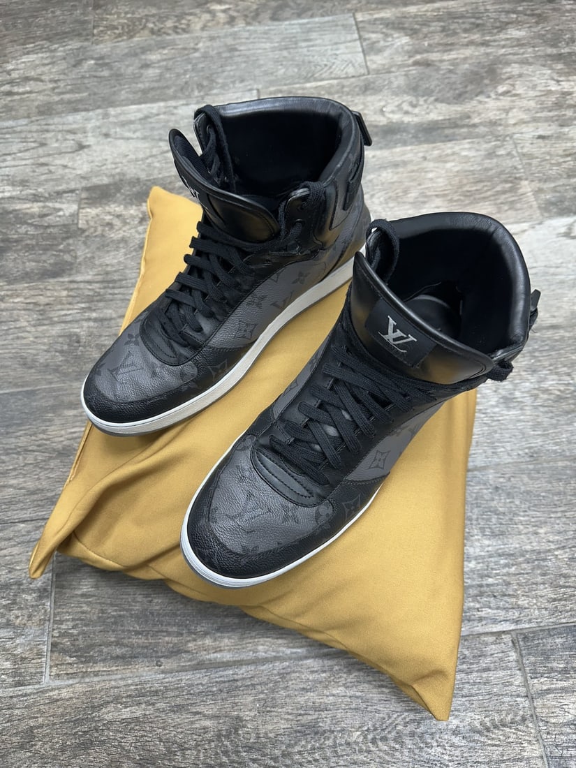 Louis Vuitton Rivoli High Top Sneakers Black Leather Size 12: Louis Vuitton Rivoli High Top Sneakers Black Leather Size 12 Elevate your casual footwear collection with these Louis Vuitton Men's Rivoli High Top Sneakers. Crafted from premium leather, these sneake