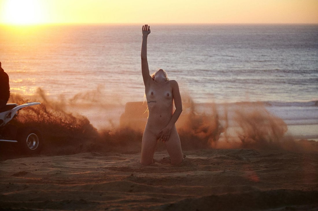 Rowan Daly Untitled Nr 1789 Nude Landscape Photography Ed of 12 36 x 44: Rowan Daly Untitled Nr 1789 Nude Landscape Photography Ed of 12 36 x 44 Experience the captivating beauty of contemporary art with this stunning piece, "Untitled (Nr. 1789) Nude Landscape Photography,