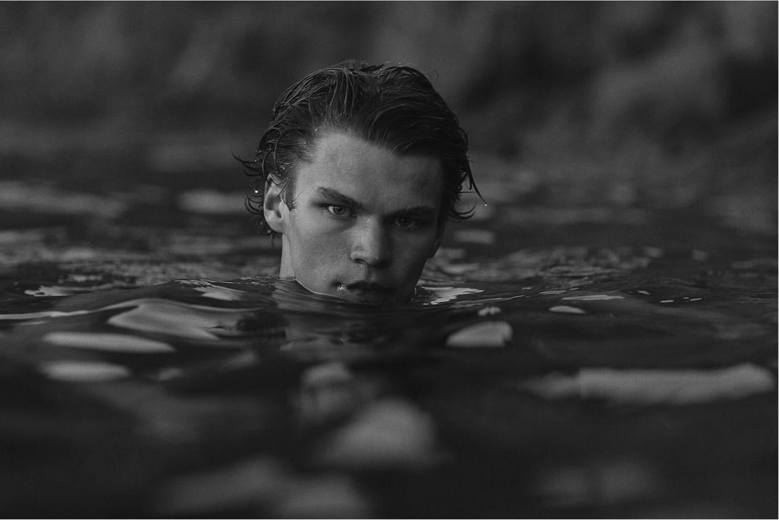 Rowan Daly Untitled Portrait Photography Ed 1/20 18 x 24: Rowan Daly Untitled Portrait Photography Ed 1/20 18 x 24 Explore the captivating portrait photography titled "Untitled (Nr. 0913)" by Rowan Daly, created in 2017. This stunning piece measures 18" x 24