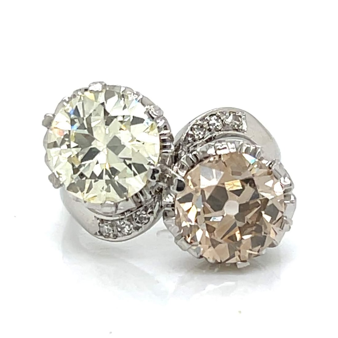 Art Deco Platinum Ring with 3.17 Ct Fancy Brown and 2.60 Ct Fancy Yellow Diamonds: Art Deco Platinum Ring with 3.17 Ct Fancy Brown and 2.60 Ct Fancy Yellow Diamonds This exquisite Art Deco ring showcases a stunning design crafted in platinum. It features a central 3.17 Ct. Fancy Bro