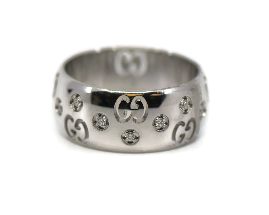 Gucci Logo Diamond Ring 18K White Gold Size 5.75 Authentic: Gucci Logo Diamond Ring 18K White Gold Size 5.75 Authentic This exquisite Gucci ring showcases a stunning diamond set in luxurious 18K white gold. The ring features a classic logo design and is adorne