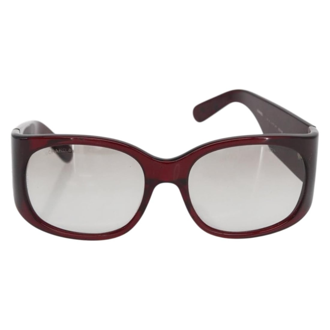 Plastic Chanel Sunglasses with CC Logo Burgundy 14cm Width: Plastic Chanel Sunglasses with CC Logo Burgundy 14cm Width Chanel Logo CC sunglasses designed for women in burgundy plastic. These sunglasses feature the iconic Chanel CC logo and are crafted in Italy