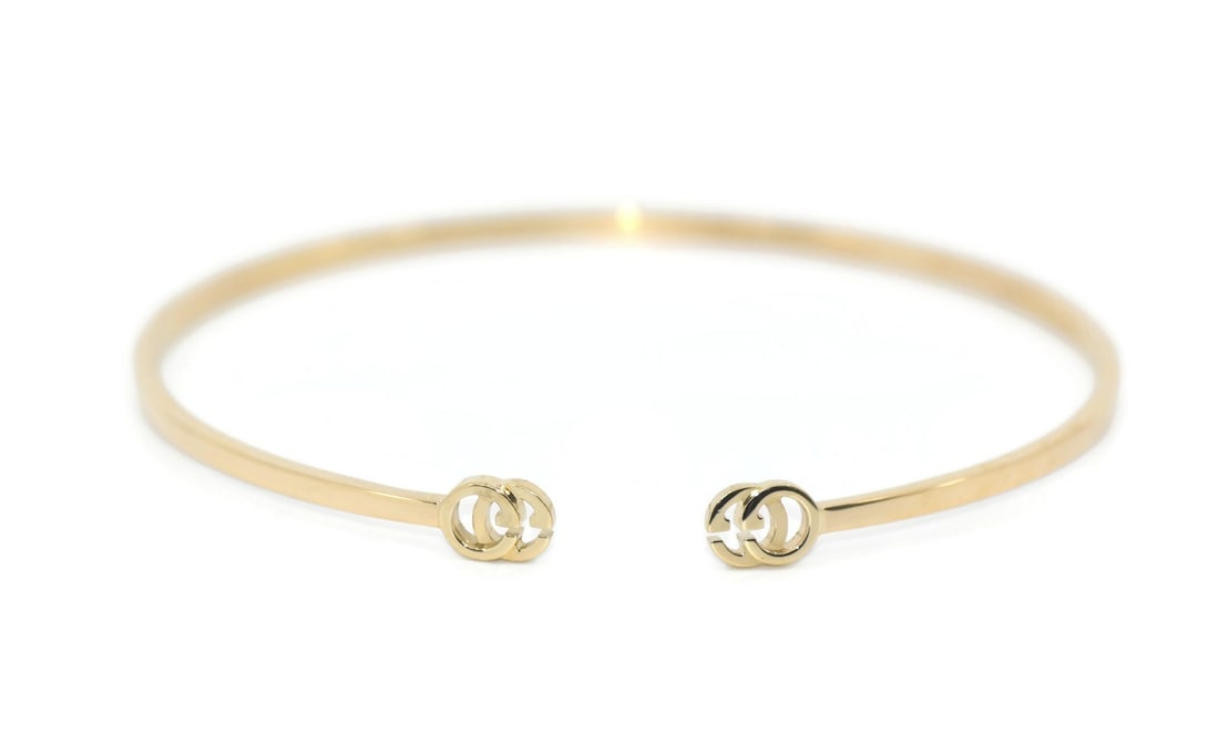 18k Gold Cuff Bracelet by Gucci Yellow Italian Jewelry: 18k Gold Cuff Bracelet by Gucci Yellow Italian Jewelry This Gucci bracelet is crafted from 18k yellow gold and features a sleek cuff design. Made in Italy, it has a minimalist style with no stones, hi
