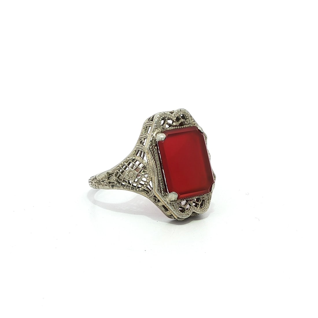 Antique Art Deco 14k White Gold Carnelian Filigree Ring Size 6: Antique Art Deco 14k White Gold Carnelian Filigree Ring Size 6 This exquisite antique Art Deco ring showcases a stunning rectangular cut natural carnelian stone, measuring approximately 10.2x8.1mm. Th