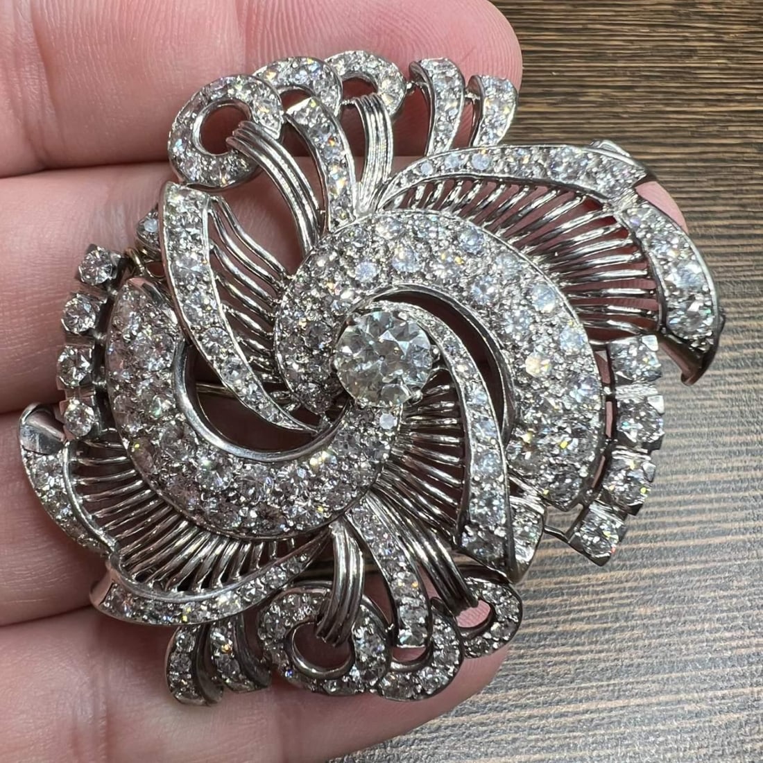 Art Deco Platinum Brooch with 1.10 Ct Diamond and 148 European-Cut Diamonds: Art Deco Platinum Brooch with 1.10 Ct Diamond and 148 European-Cut Diamonds This exquisite Art Deco Platinum Diamond Brooch features a stunning design, weighing 37.7 grams. The centerpiece is adorned