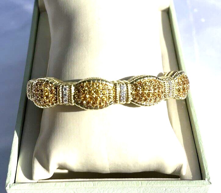 Judith Ripka 18K Gold Diamond Sapphire Bracelet with Box: Judith Ripka 18K Gold Diamond Sapphire Bracelet with Box This exquisite Judith Ripka bracelet is crafted from luxurious 18K yellow gold and features stunning diamonds and sapphires. The bracelet showc