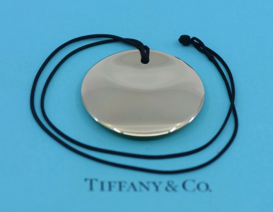 Tiffany & Co Elsa Peretti 18K Yellow Gold Circle Pendant Necklace: Tiffany & Co Elsa Peretti 18K Yellow Gold Circle Pendant Necklace Discover the elegance of the Tiffany & Co. Elsa Peretti 18K Yellow Gold Circle Pendant Necklace. This stunning pendant, crafted from h