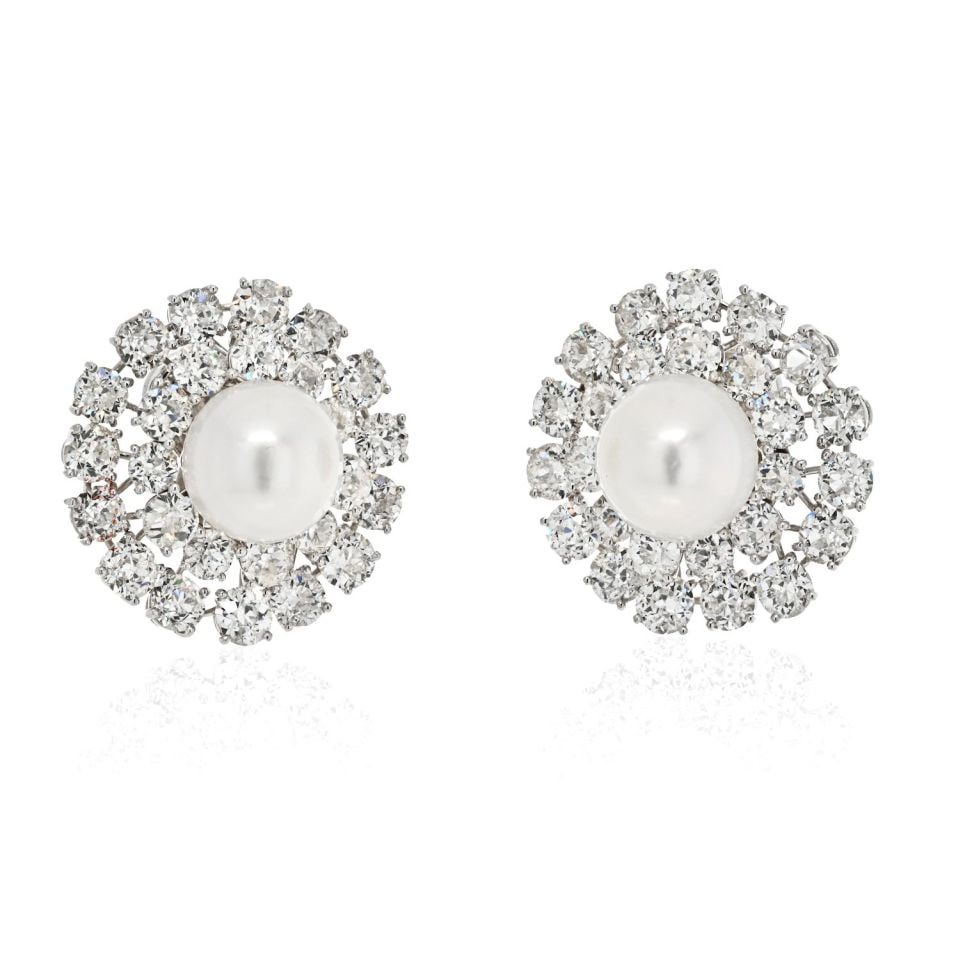 David Webb Platinum Clip-On Earrings with 25 Carats Diamond and Pearl: David Webb Platinum Clip-On Earrings with 25 Carats Diamond and Pearl Discover the elegance of these vintage David Webb clip-on earrings, crafted from fine platinum. This exquisite pair features a stu
