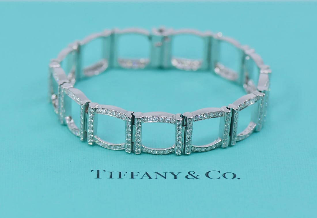 Tiffany & Co 950 Platinum Diamond Chain Bracelet 7 Inch: Tiffany & Co 950 Platinum Diamond Chain Bracelet 7 Inch This exquisite Tiffany & Co. Platinum Diamond Bracelet showcases a stunning chain style, crafted from high-quality 950 platinum. It features a b