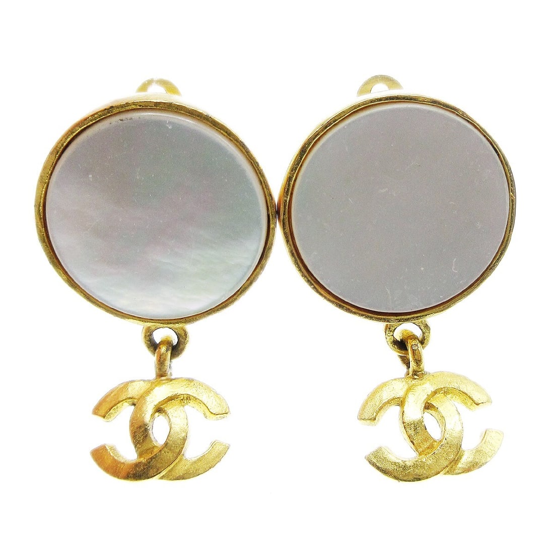 Chanel 95A White Shell Dangle Clip-On Earrings: Chanel 95A White Shell Dangle Clip-On Earrings Elevate your accessory collection with these exquisite Chanel Dangle Earrings. Featuring a stunning white shell design, these clip-on earrings are perfec