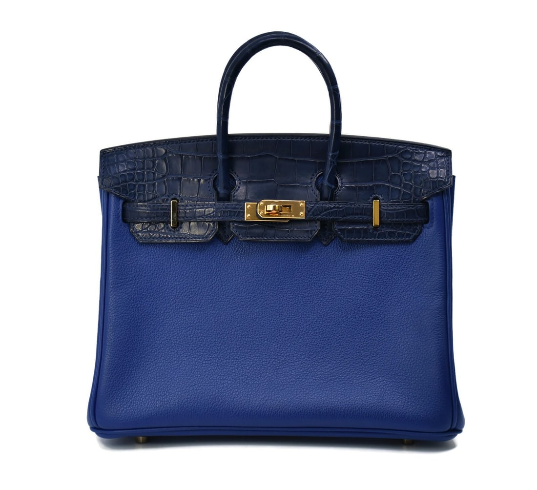 Hermes Birkin 25 Bleu Marine Alligator Leather Bag with CITES Authenticity: Hermes Birkin 25 Bleu Marine Alligator Leather Bag with CITES Authenticity Introducing the exquisite Hermes Birkin 25 in a stunning Bleu Marine hue, crafted from luxurious alligator leather. This top