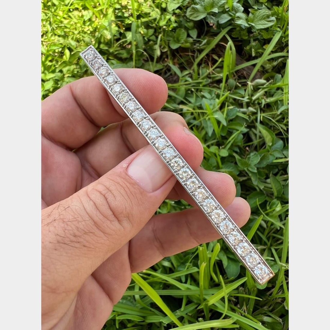 Art Deco Platinum Pin with 23 Diamonds 3.60 Ct G-H VS1-SI1: Art Deco Platinum Pin with 23 Diamonds 3.60 Ct G-H VS1-SI1 This exquisite Art Deco pin is crafted in platinum and set with 23 diamonds, totaling approximately 3.60 carats. The diamonds exhibit a beaut