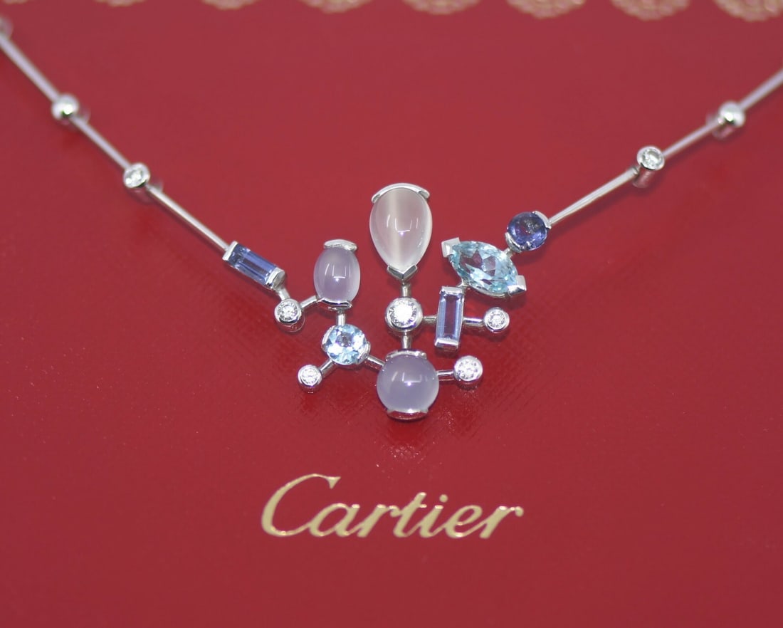 Cartier Meli-Melo Diamond 18K White Gold Necklace Authentic with Box: Cartier Meli-Melo Diamond 18K White Gold Necklace Authentic with Box This exquisite Cartier Meli-Melo necklace is crafted from 18K white gold and features a stylish design that elevates any outfit. Wi