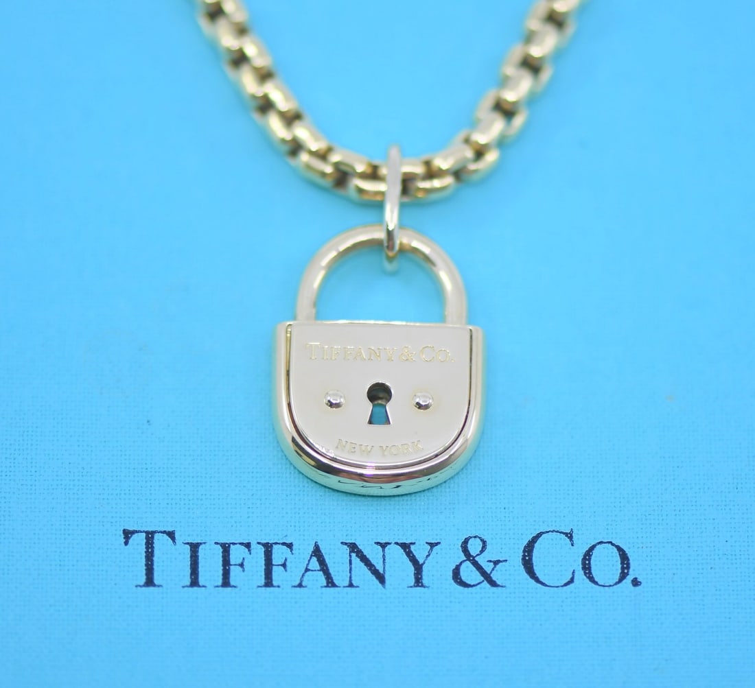Tiffany & Co 18K Yellow Gold Barrel Lock Pendant Necklace Authentic: Tiffany & Co 18K Yellow Gold Barrel Lock Pendant Necklace Authentic This exquisite Tiffany & Co. Barrel Lock Necklace features a stunning pendant crafted from 18K yellow gold. The necklace showcases a