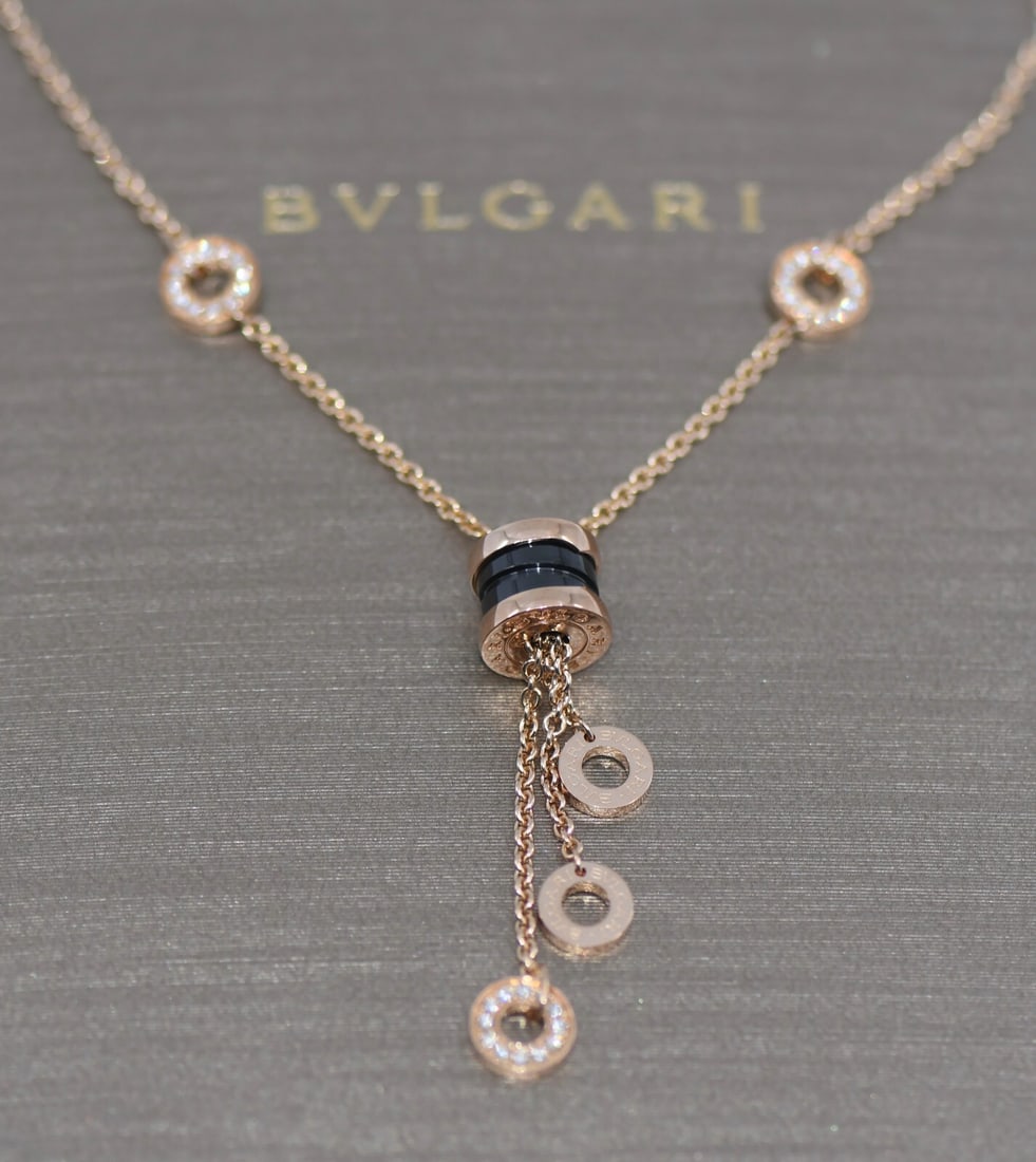 Bvlgari B.Zero1 Diamond Pendant Necklace in 18K Rose Gold: Bvlgari B.Zero1 Diamond Pendant Necklace in 18K Rose Gold This exquisite Bulgari B.Zero1 Diamond Necklace showcases a stunning combination of 18K rose gold and sparkling diamonds. The necklace belongs