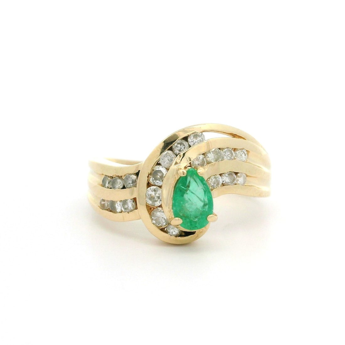 14k Yellow Gold 0.75ct Pear Emerald Diamond Cocktail Ring: 14k Yellow Gold 0.75ct Pear Emerald Diamond Cocktail Ring This exquisite 14k Yellow Gold cocktail ring features a stunning pear-shaped emerald, prong set and showcasing a vibrant green color. The emer