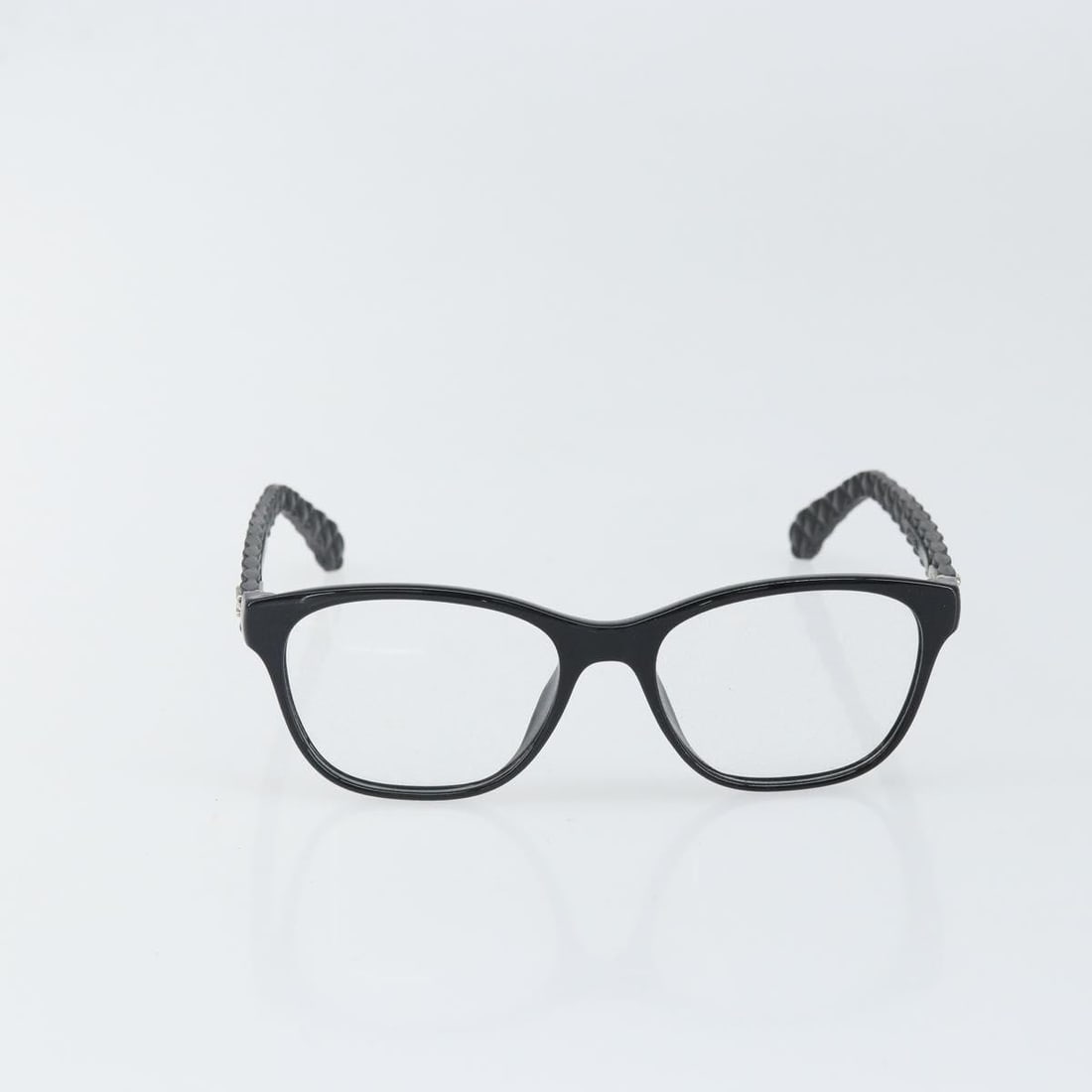 Chanel Black Plastic CC Logo Women's Sunglasses: Chanel Black Plastic CC Logo Women's Sunglasses Chanel Logo CC sunglasses designed for women, crafted from black plastic. These sunglasses are in excellent condition with no notable scratches or odors