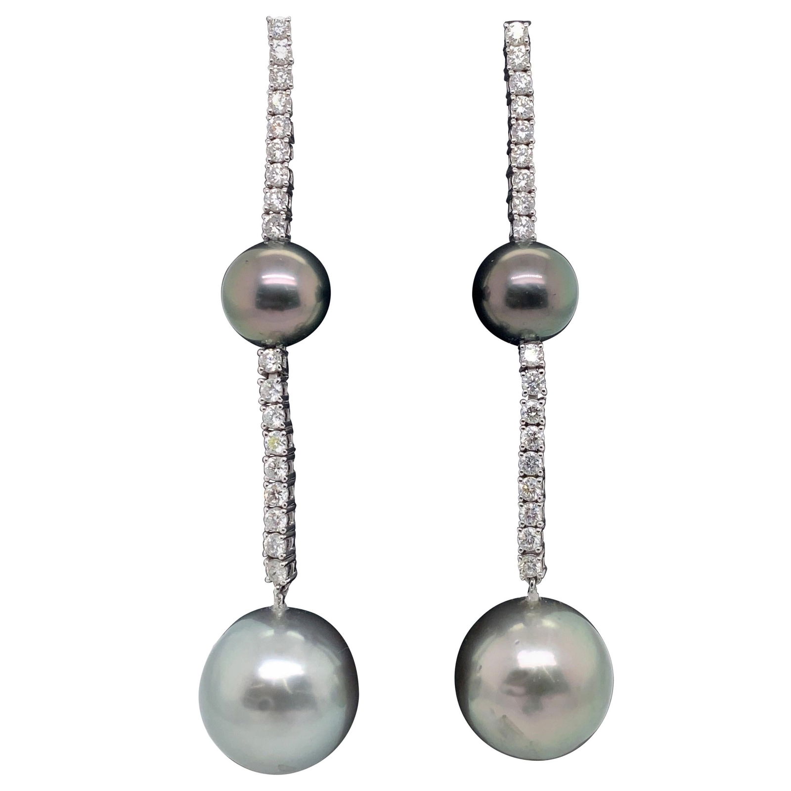 Harbor Diamonds 18K White Gold Tahitian Pearl Diamond Drop Earrings 1.70 Carat: Harbor Diamonds 18K White Gold Tahitian Pearl Diamond Drop Earrings 1.70 Carat Elevate your elegance with these stunning Tahitian Pearl Diamond Drop Earrings. Crafted from 18K white gold, these contem