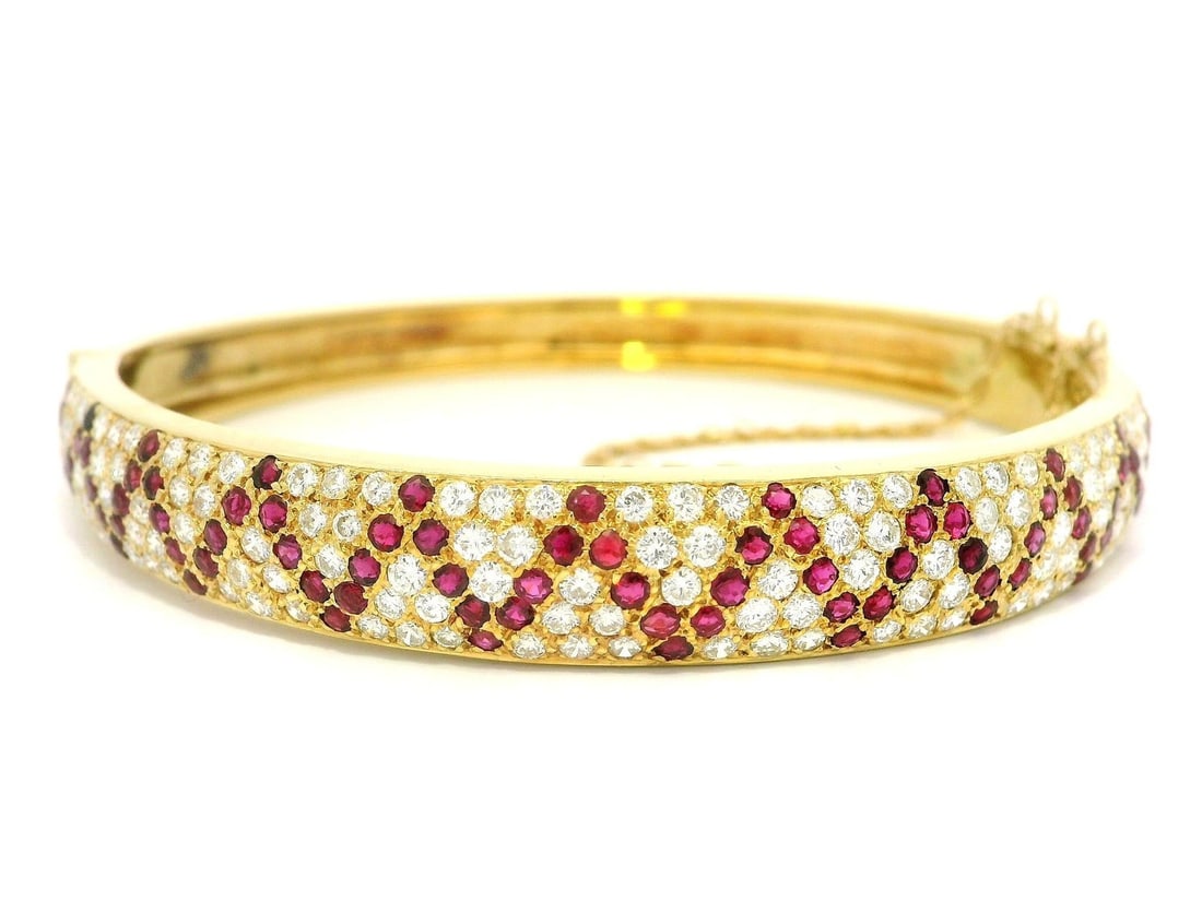 18k Yellow Gold 4.20ct Zig Zag Ruby Diamond Hinged Bangle Bracelet: 18k Yellow Gold 4.20ct Zig Zag Ruby Diamond Hinged Bangle Bracelet This exquisite hinged bangle bracelet features a stunning design crafted from solid 18k yellow gold, adorned with a dazzling pave set