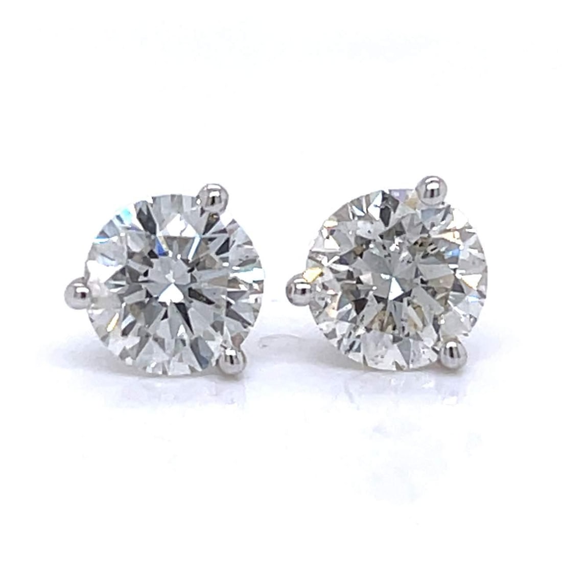 Stunning 14K White Gold 3.02 Ct Diamond Stud Earrings: Stunning 14K White Gold 3.02 Ct Diamond Stud Earrings These exquisite 14K White Gold Diamond Stud Earrings feature a total diamond weight of 3.02 carats, showcasing two stunning diamonds, each weighin