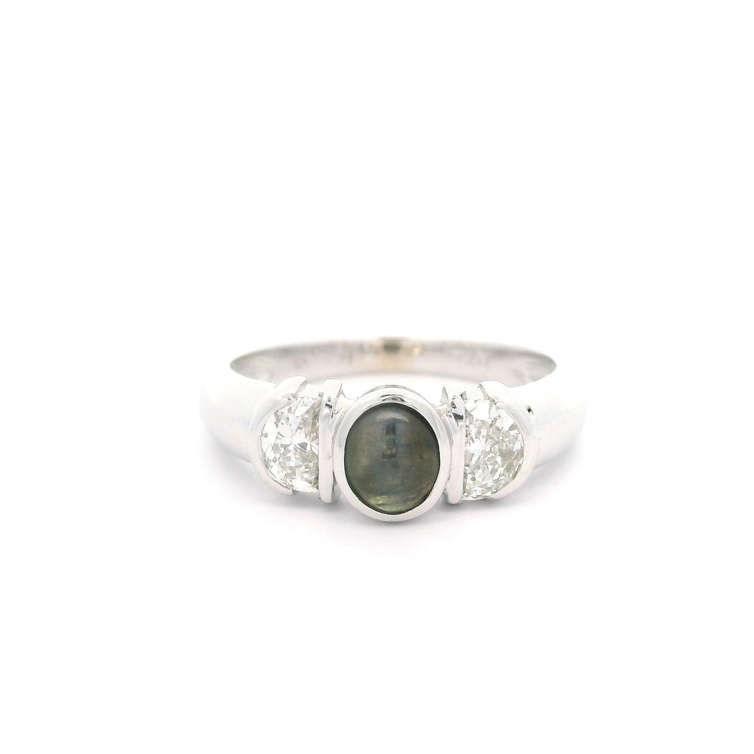 14k White Gold Cat's Eye Ring with 0.36ctw Diamonds: 14k White Gold Cat's Eye Ring with 0.36ctw Diamonds This stunning ring showcases a captivating natural genuine Chrysoberyl Cat's Eye stone, beautifully set in solid 14k white gold. The oval cabochon c