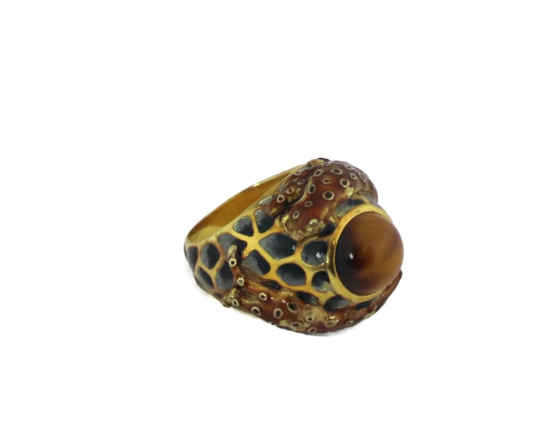 Estate 14k Yellow Gold Cheetah Tiger's Eye Dome Ring: Estate 14k Yellow Gold Cheetah Tiger's Eye Dome Ring This stunning Estate Tiger's Eye Enamel Cheetah Dome Ring is crafted from luxurious 14k yellow gold with a fine satin finish. The ring showcases a