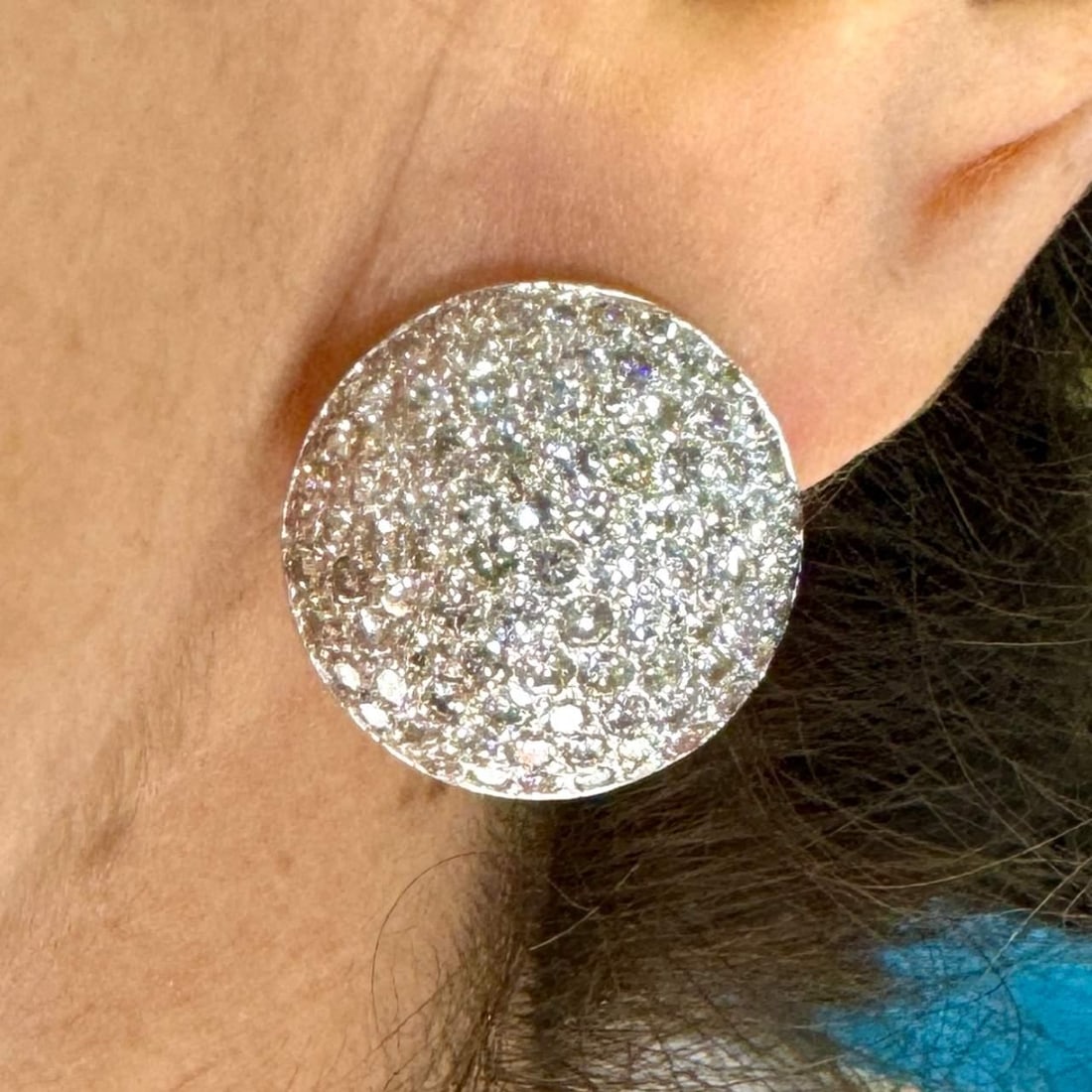 Elegant 18K White Gold Earrings with 200 Diamonds 4.25 Ct: Elegant 18K White Gold Earrings with 200 Diamonds 4.25 Ct These exquisite 18K white gold earrings feature approximately 200 diamonds with a total weight of about 4.25 ct. The diamonds showcase H-I col