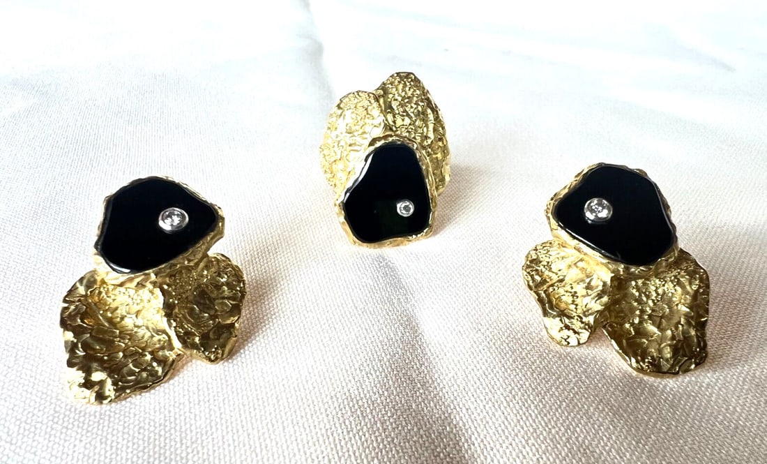 Boris Lebeau 18K Gold Diamond Onyx Jewelry Set Ring Earrings: Boris Lebeau 18K Gold Diamond Onyx Jewelry Set Ring Earrings Discover the elegance of this exquisite French jewelry set by Boris Lebeau, featuring a stunning design crafted in 18K yellow gold. The set