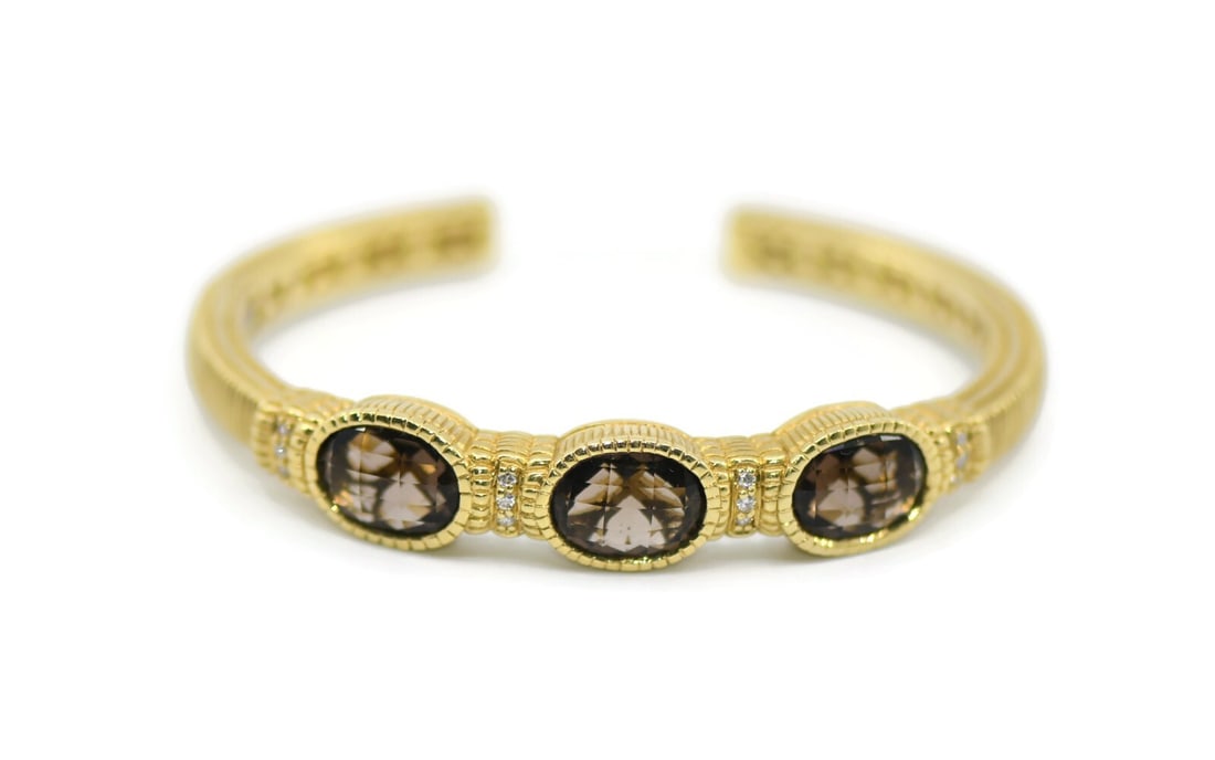 Judith Ripka Citrine Cuff Bracelet in 18K Yellow Gold: Judith Ripka Citrine Cuff Bracelet in 18K Yellow Gold This exquisite Judith Ripka bracelet features a stunning cuff design crafted from 18K yellow gold, offering a luxurious and sophisticated look. Th