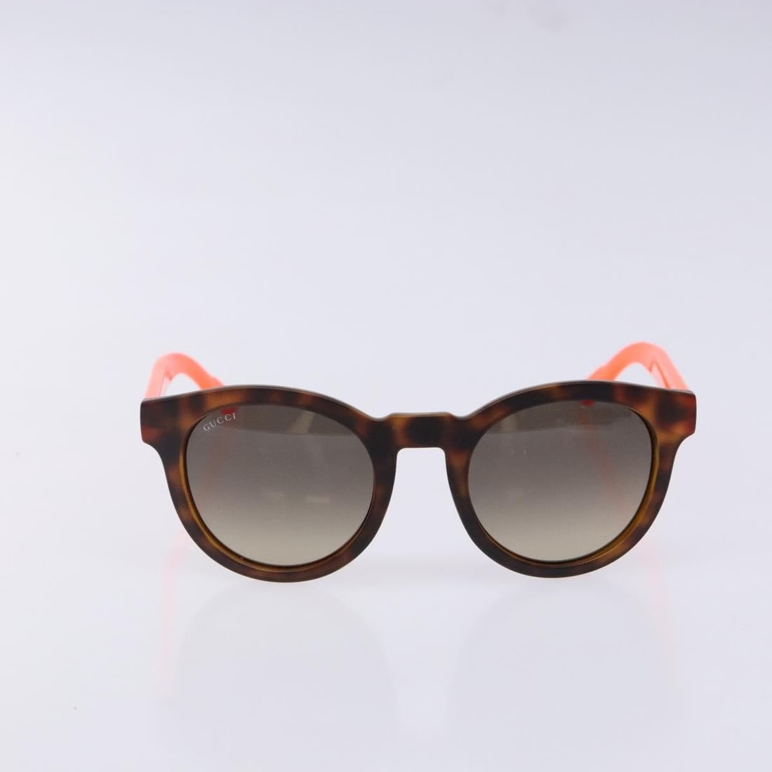 Orange Plastic Sunglasses for Women by Gucci 14cm Width: Orange Plastic Sunglasses for Women by Gucci 14cm Width Gucci sunglasses designed for women featuring an orange plastic frame. The sunglasses measure 14 cm in width, 5 cm in height, and 5 cm in length