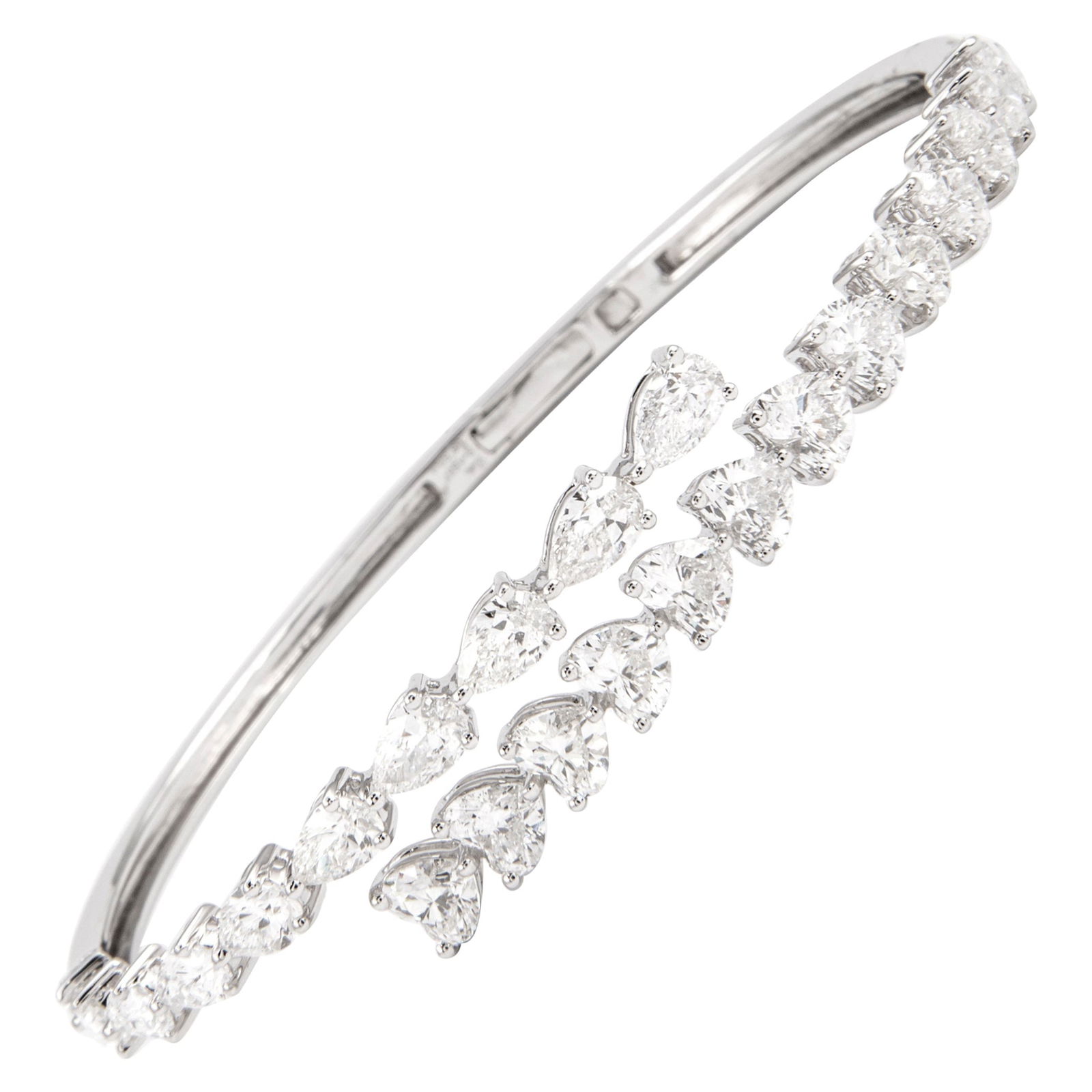 6.40ct Diamond Bangle Bracelet 18k White Gold: 6.40ct Diamond Bangle Bracelet 18k White Gold This stunning 6.40ct Heart & Pear Shape Diamond Bangle Bracelet is crafted from 18k white gold, showcasing a contemporary design. The bracelet features 13