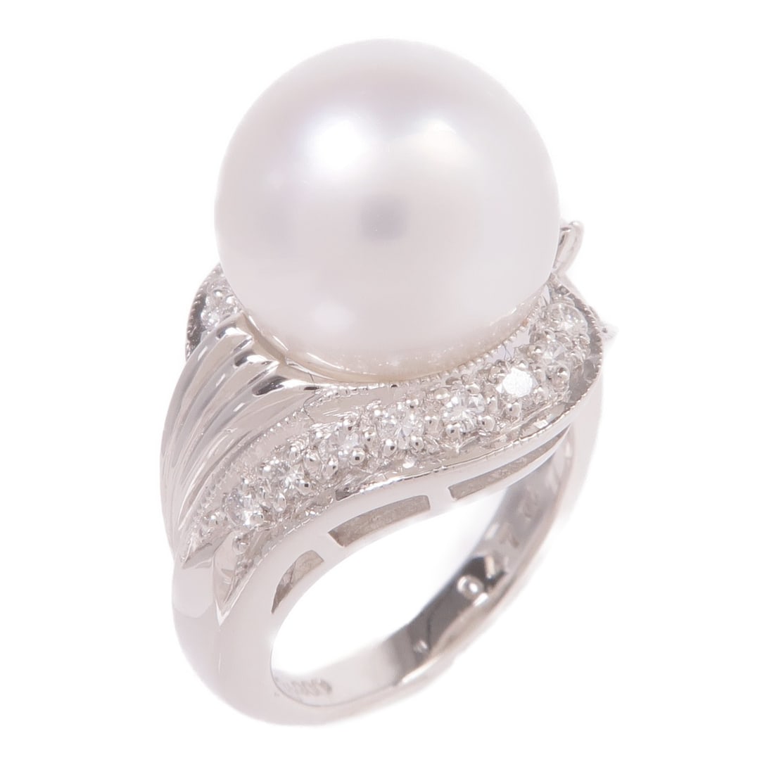 JEWELRY Pearl Diamond Ring in PT900 Platinum Size 5: JEWELRY Pearl Diamond Ring in PT900 Platinum Size 5 This exquisite pearl diamond ring is crafted in PT900 platinum, offering a luxurious and timeless design. The ring features a stunning white pearl a