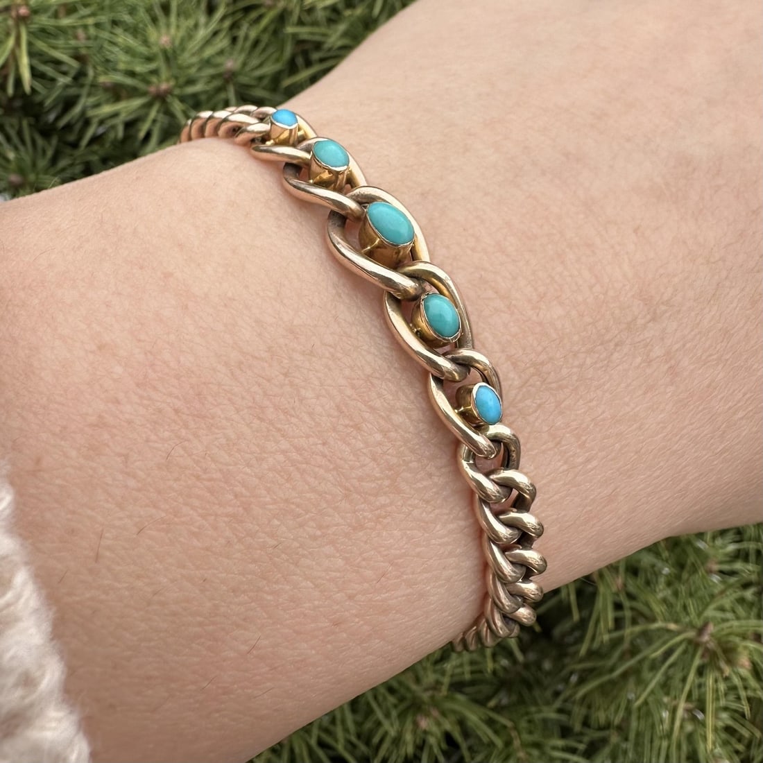 Antique 10ct Yellow Gold Turquoise Curb Link Bracelet 6in: Antique 10ct Yellow Gold Turquoise Curb Link Bracelet 6in This exquisite antique bracelet features a beautiful graduated curb link design, crafted from solid 10ct yellow gold. It showcases five natura